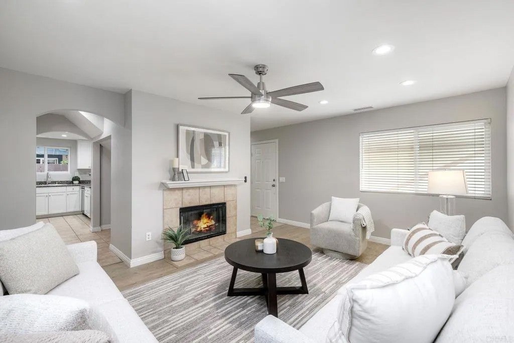 976 N Mollison