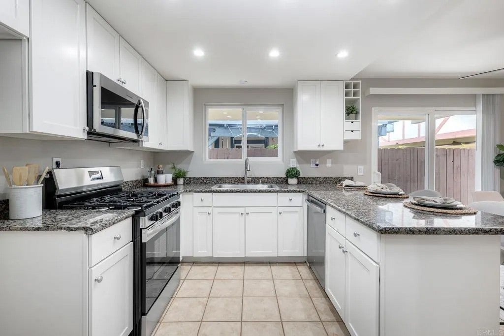 976 N Mollison