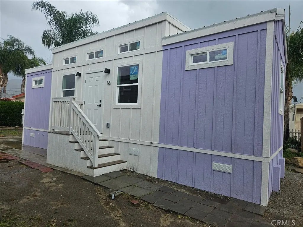 Photo of 501 S Mistletoe Ave #16, San Jacinto, CA 92582 (MLS # SW26038195)
