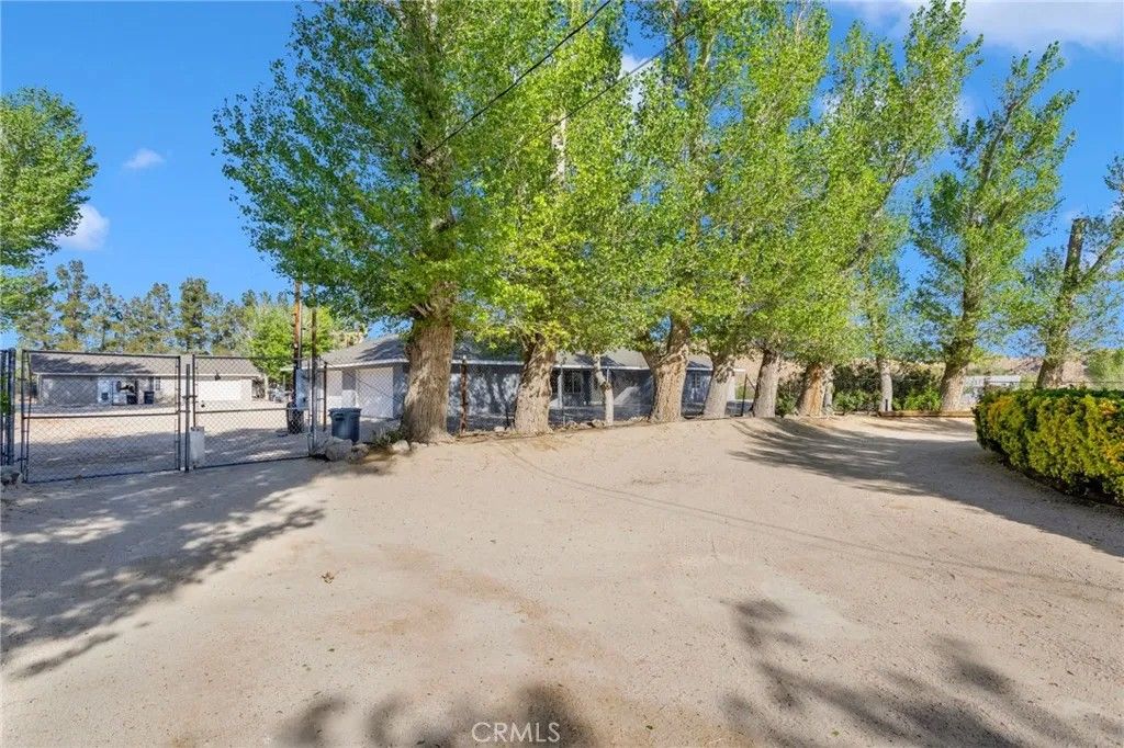 Photo of 10298 Custer Avenue, Lucerne Valley, CA 92356 (MLS # HD26060767)