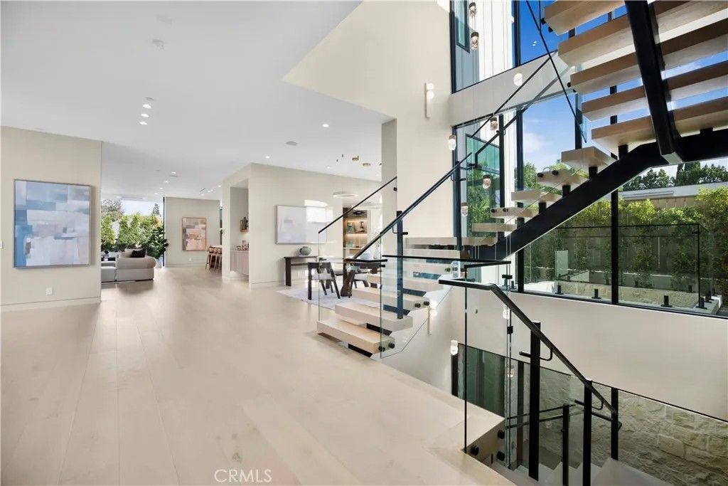 Photo of 5170 Amestoy, Encino, CA 91316 (MLS # SR25274661)