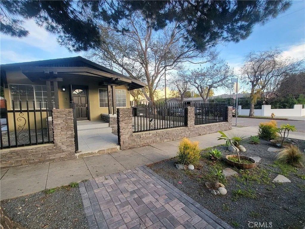 Photo of 4401 La Clede Avenue, Los Angeles, CA 90039 (MLS # OC26008031)