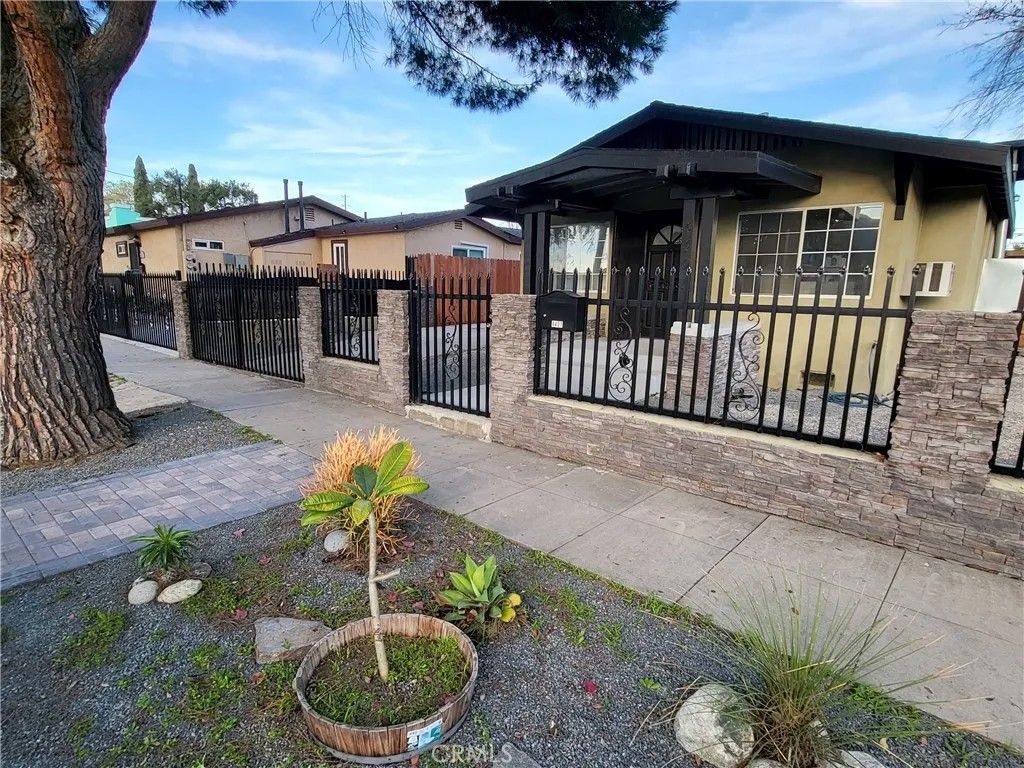 Photo of 4401 La Clede Avenue, Los Angeles, CA 90039 (MLS # OC26008031)