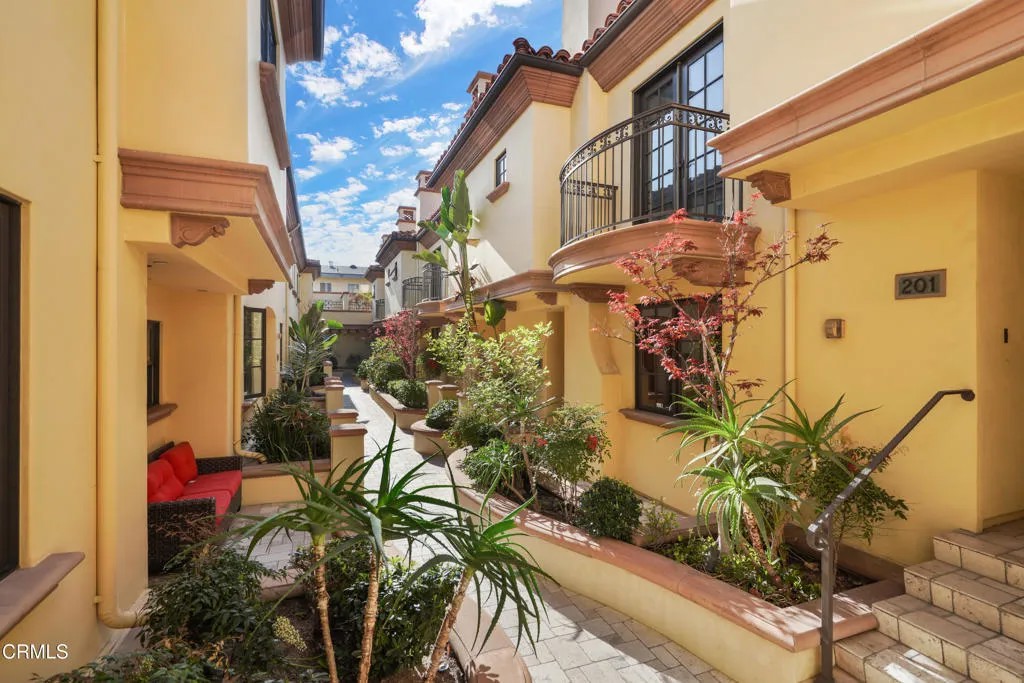 985 N Michillinda Avenue 207