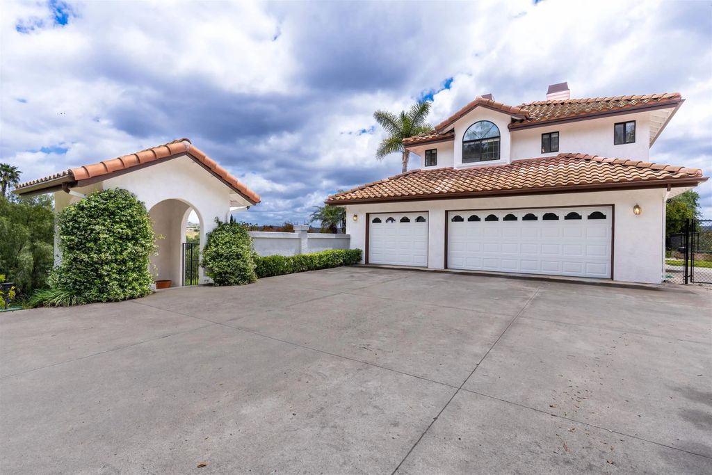 Photo of 4514 La Canada Rd, Fallbrook, CA 92028 (MLS # 250027698)