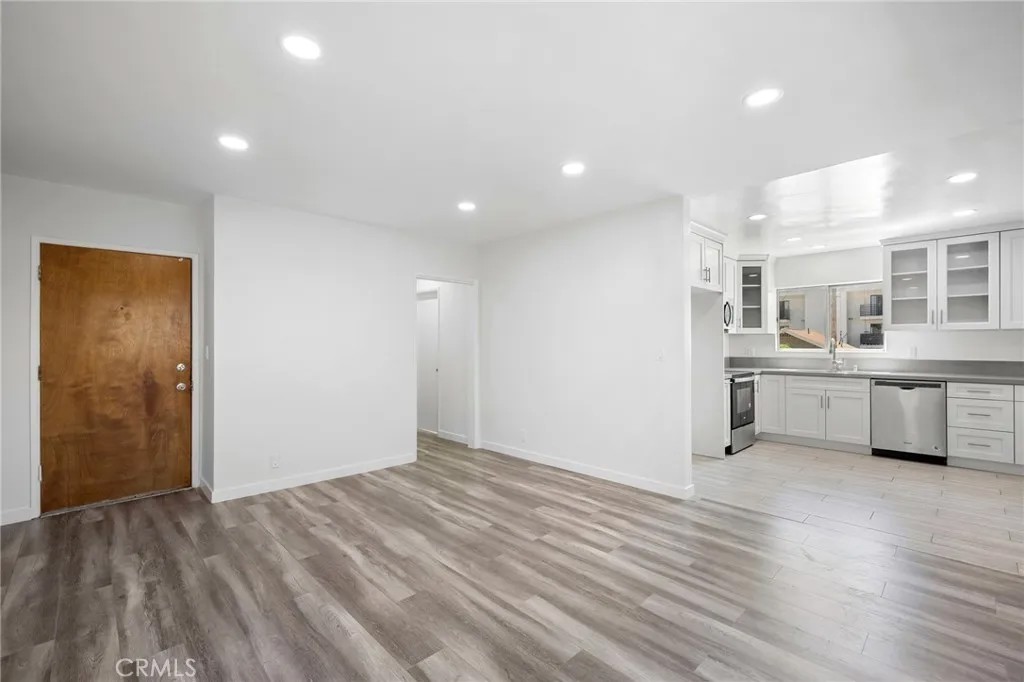 1025 E Lomita Avenue 5