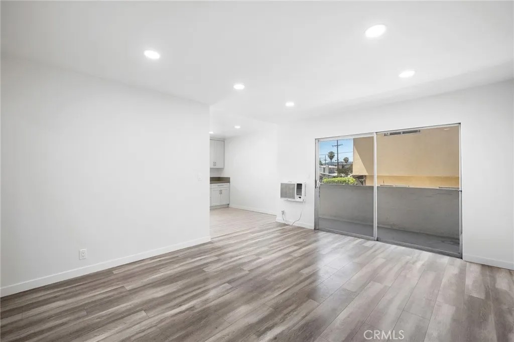 1025 E Lomita Avenue 5