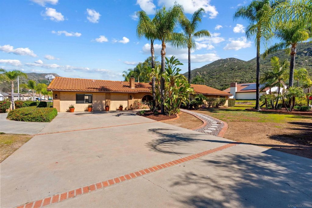 Photo of 13960 Valle Lindo Rd, Escondido, CA 92027 (MLS # 260005237)