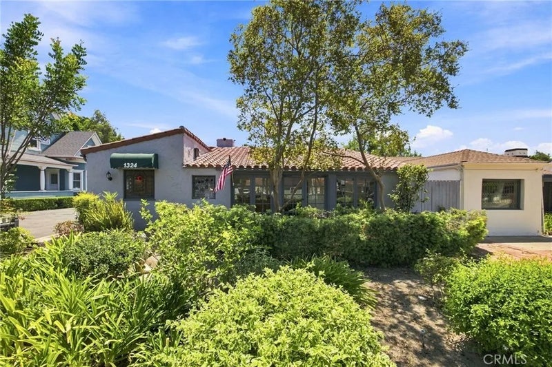 1324 E Chapman