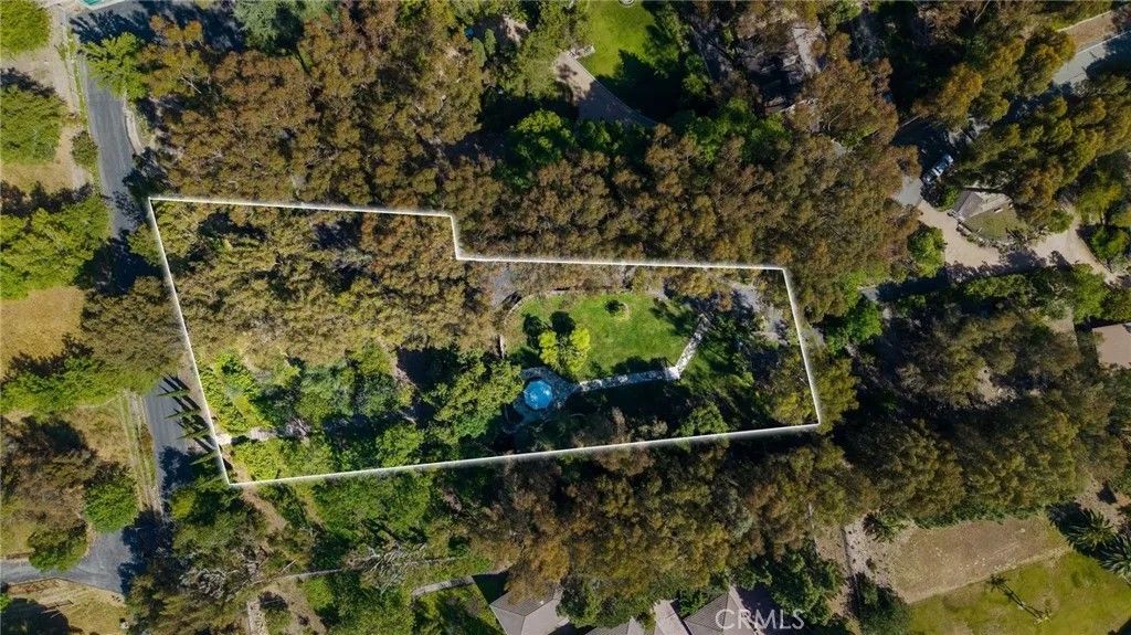 Photo of 16 Johns Canyon, Rolling Hills, CA 90274 (MLS # SB26088969)