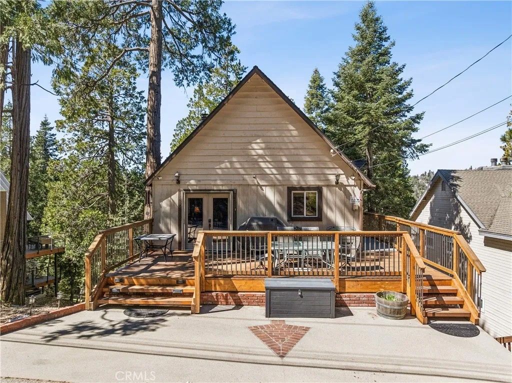 Photo of 460 Pioneer Road, Lake Arrowhead, CA 92352 (MLS # SR26059405)
