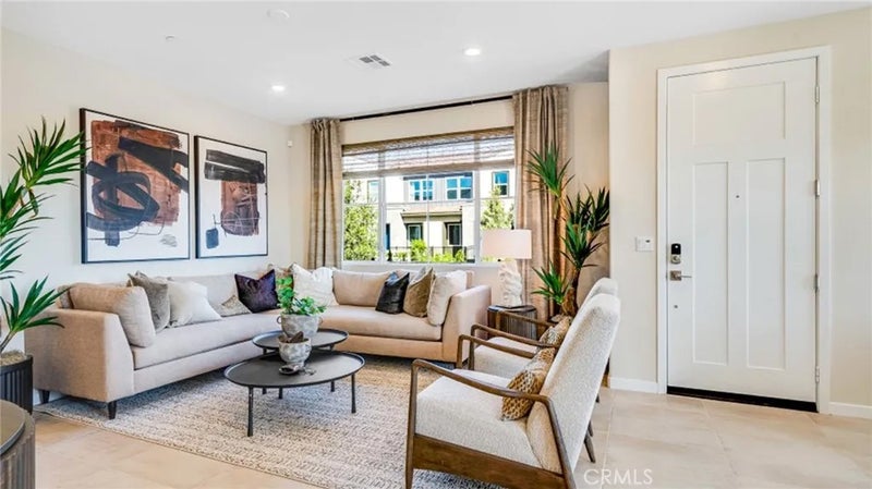 2845 E Amberley Privado