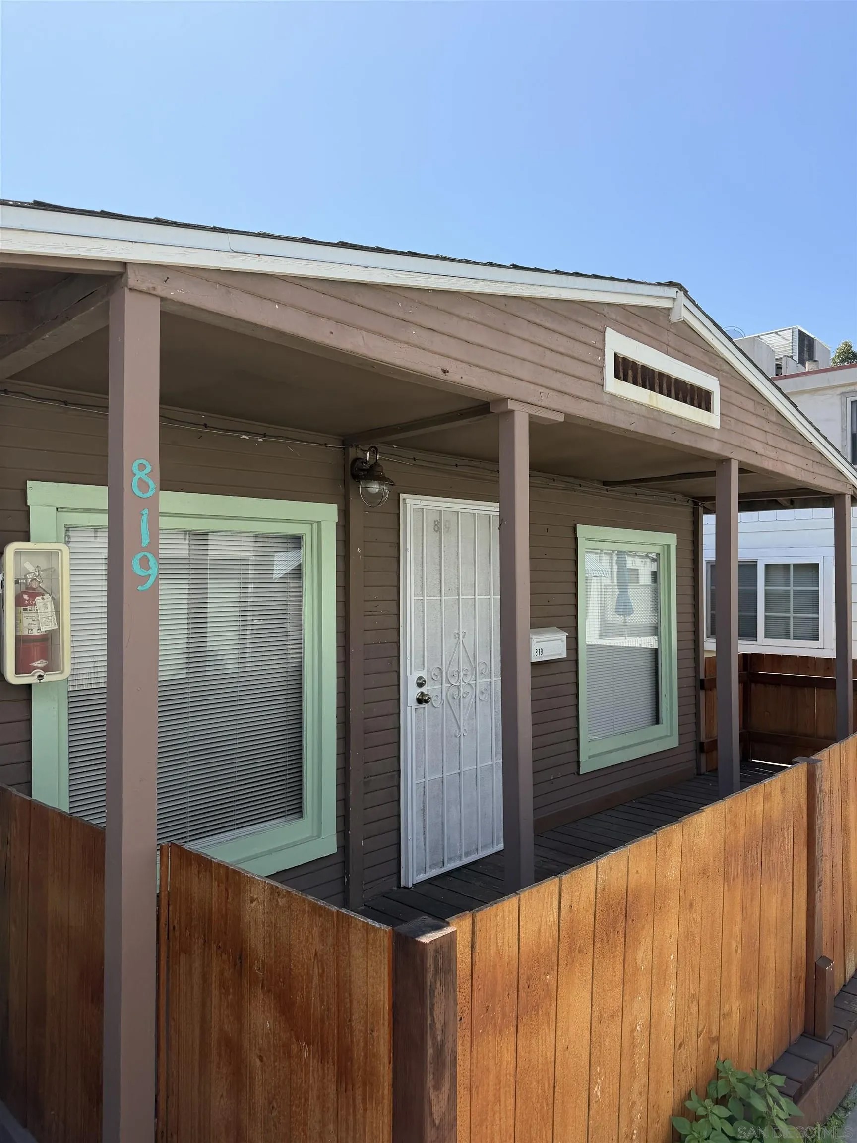 819-819 1/2 Seagirt Ct