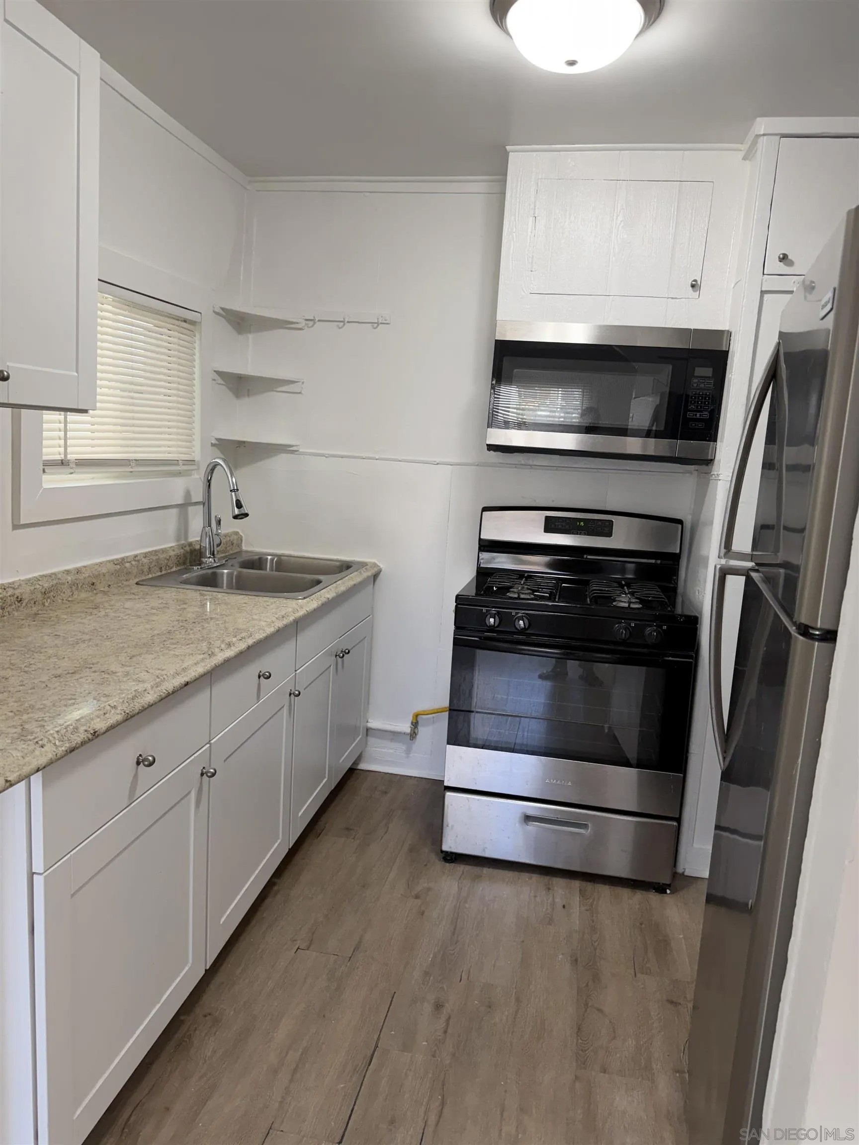 819-819 1/2 Seagirt Ct