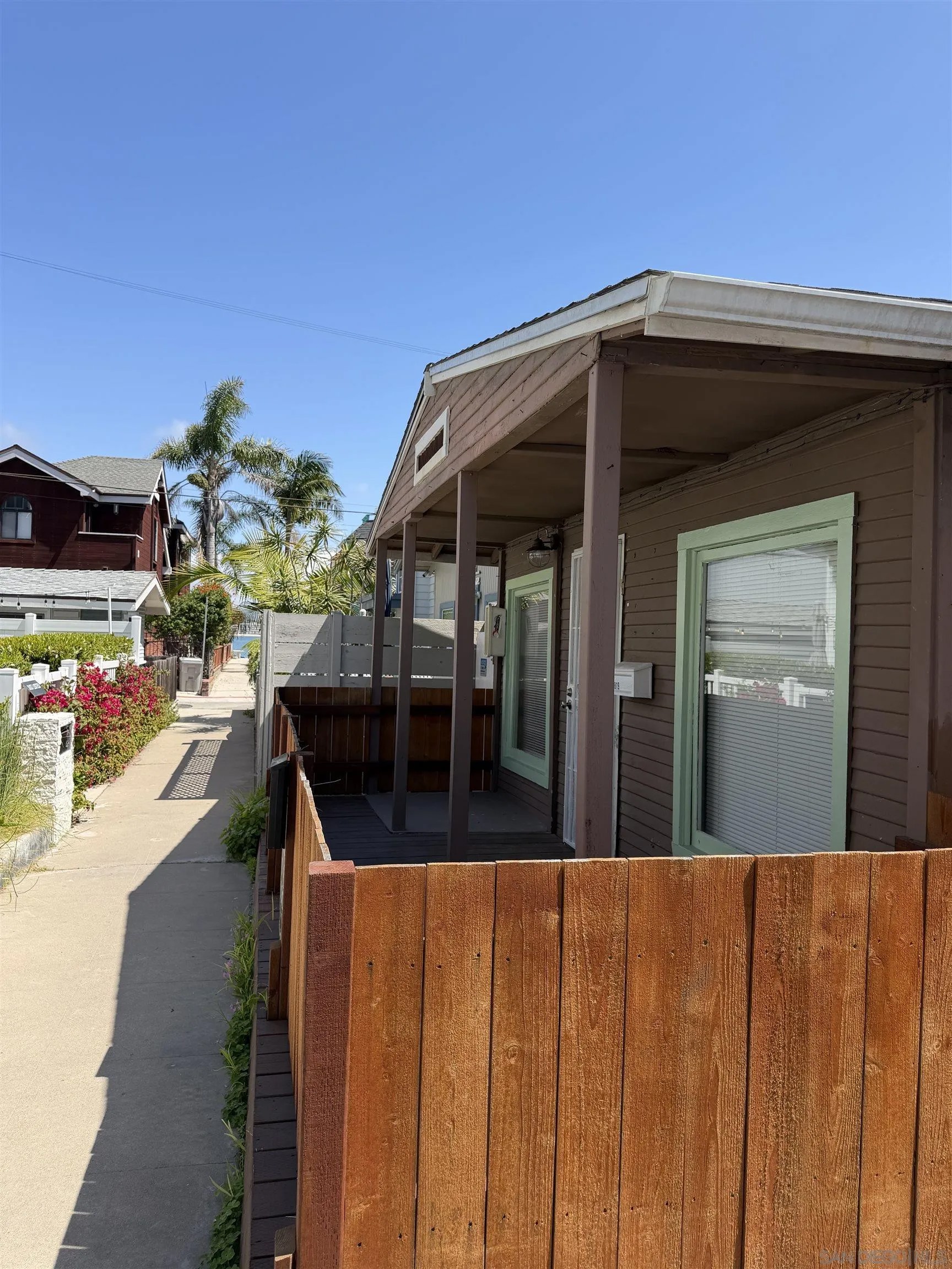 819-819 1/2 Seagirt Ct