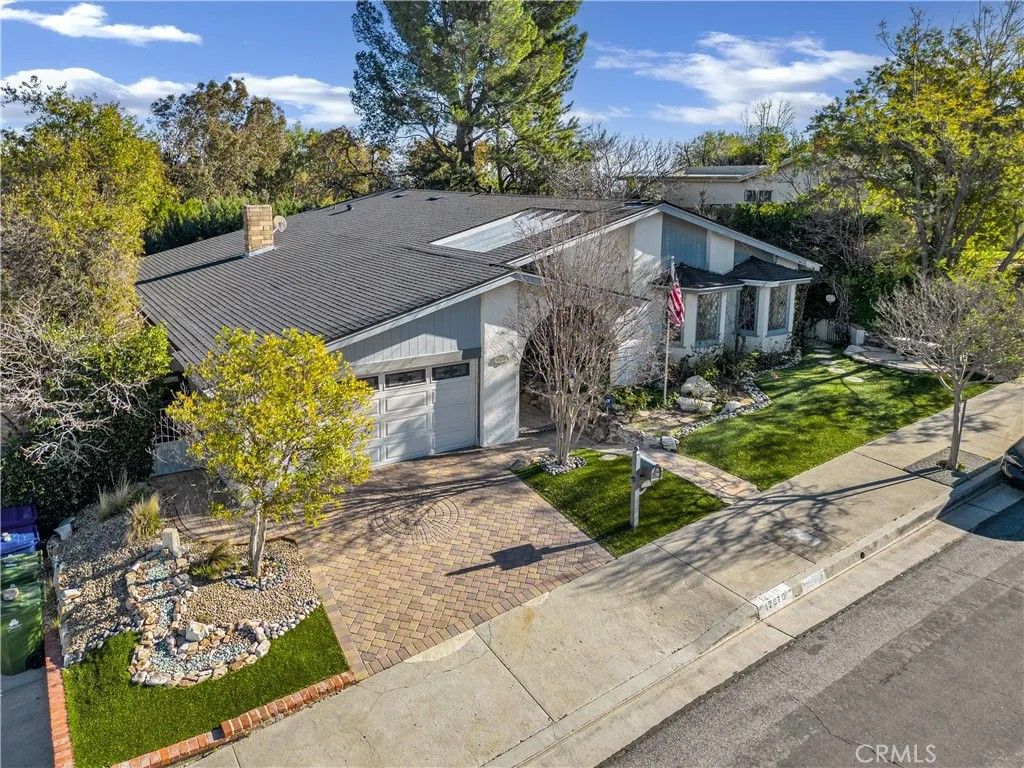 Photo of 12670 Byron Avenue, Granada Hills, CA 91344 (MLS # SR26007359)