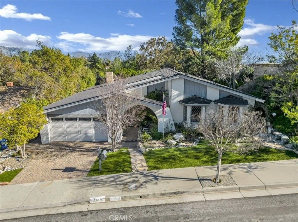 Photo of 12670 Byron Avenue, Granada Hills, CA 91344 (MLS # SR26007359)