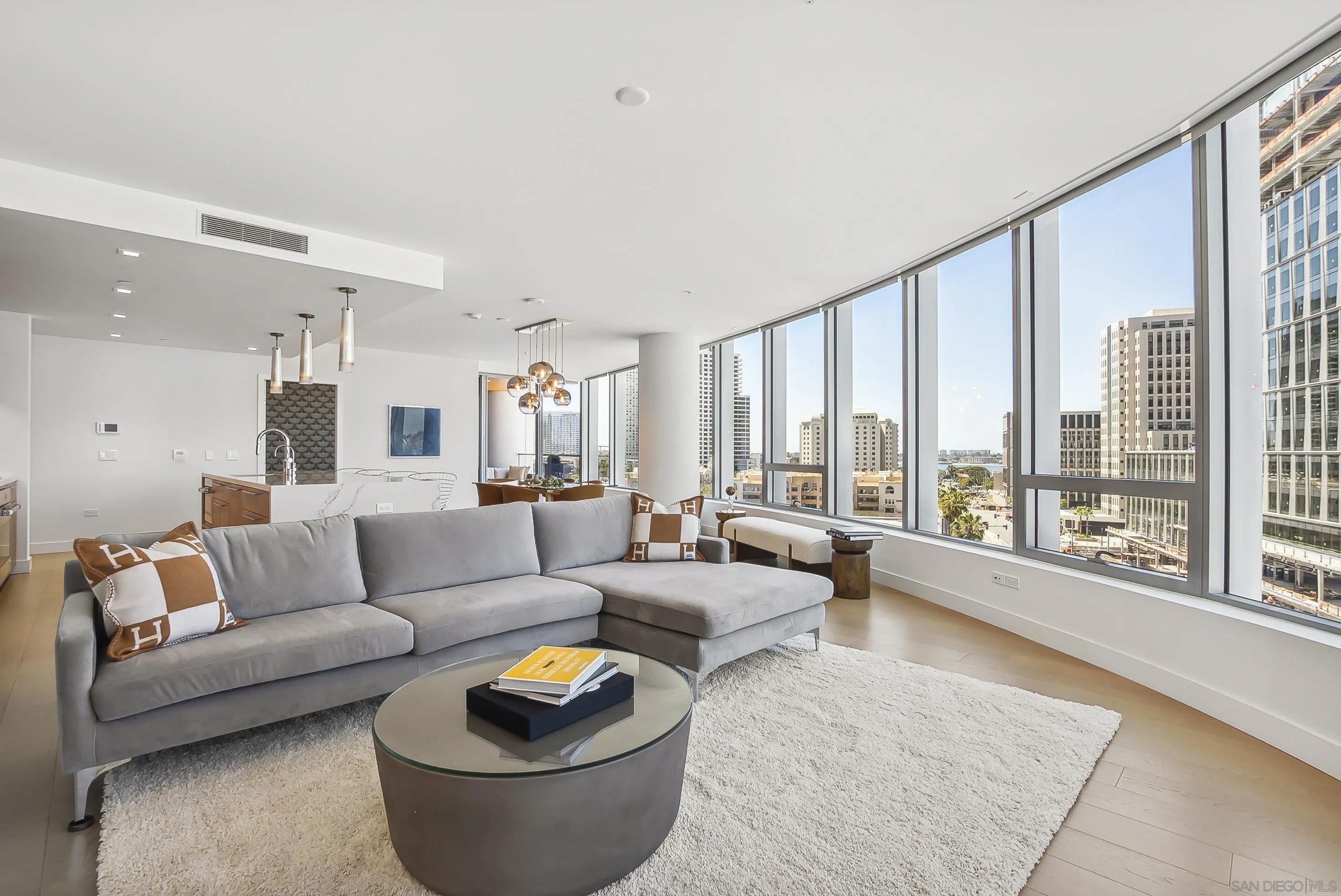 888 W E Street 902