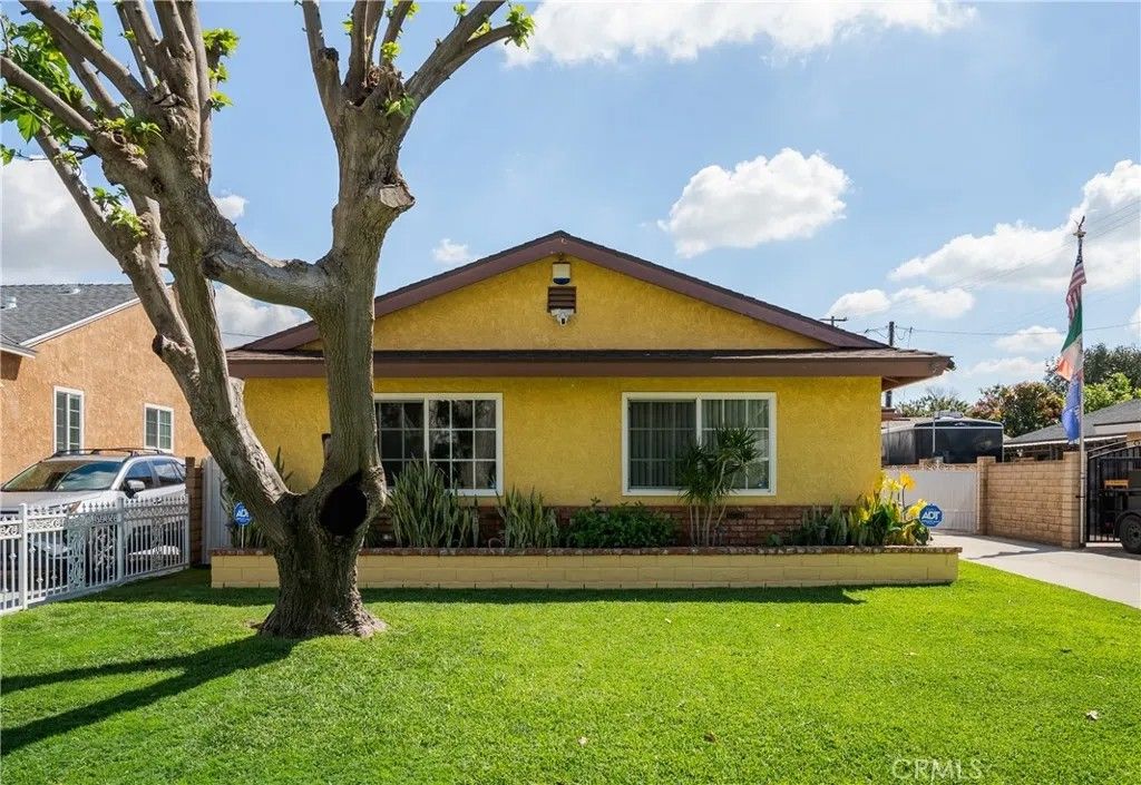 Photo of 232 N Aspan Ave, Azusa, CA 91702 (MLS # CV26071216)