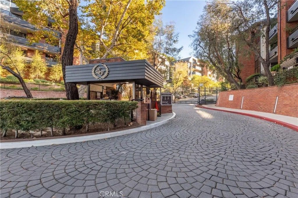 Photo of 4774 Park Encino #206, Encino, CA 91436 (MLS # SR25273075)