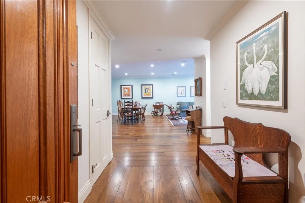 4774 Park Encino 206
