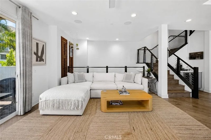 1687 Grand View