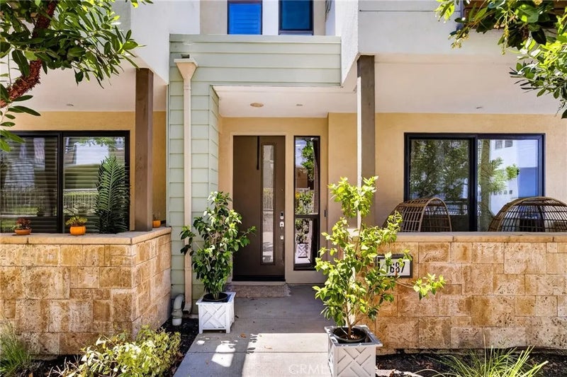 1687 Grand View