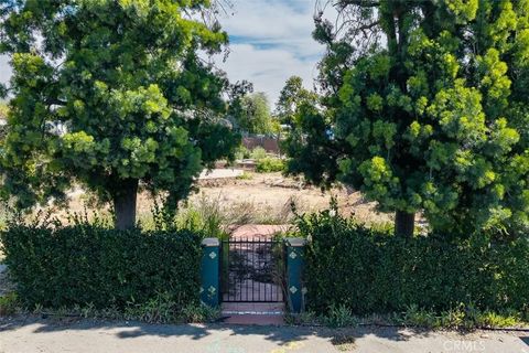 2034 El Molino Altadena CA 91001