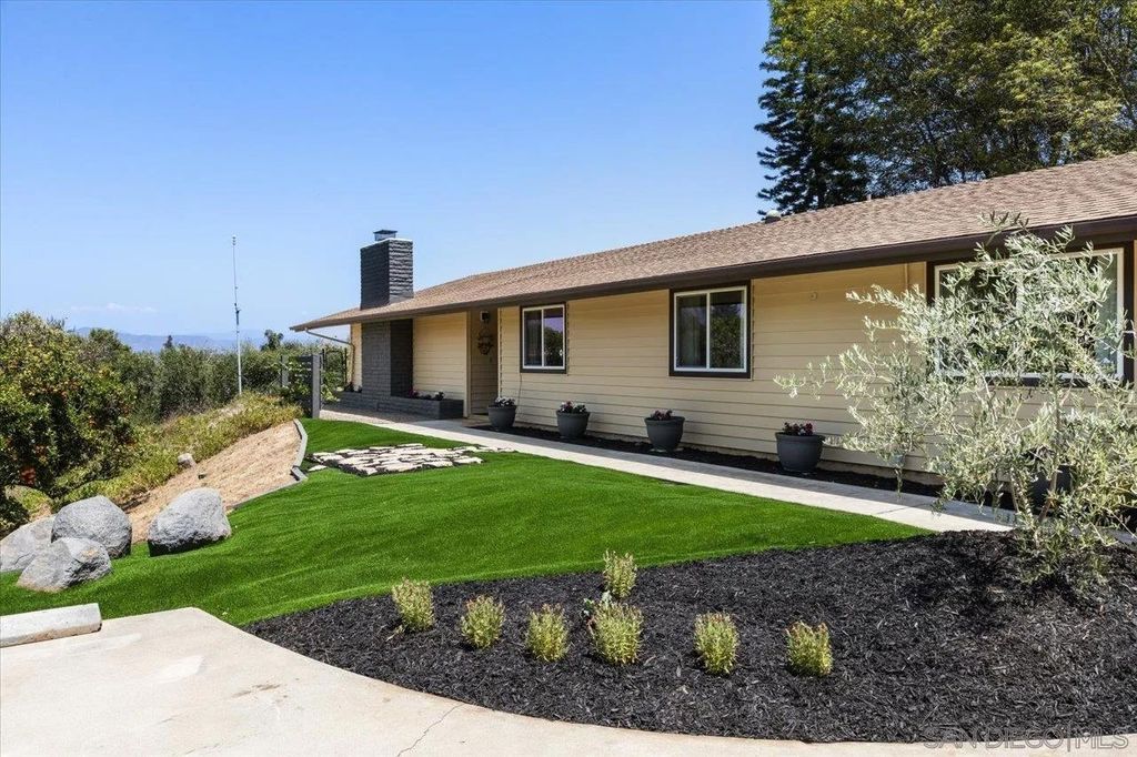 Photo of 1109 Via La Cuesta, Escondido, CA 92029 (MLS # 250040773)
