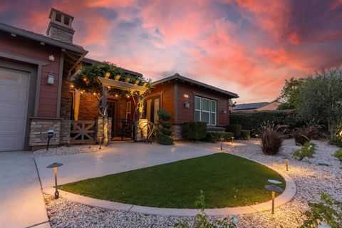 Photo of 2067 James Gaynor St, Fallbrook, CA 92028 (MLS # 250045258)