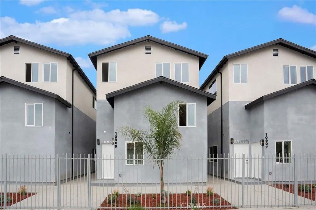 Photo of 10909 S Main Street, Los Angeles, CA 90061 (MLS # CV26072748)