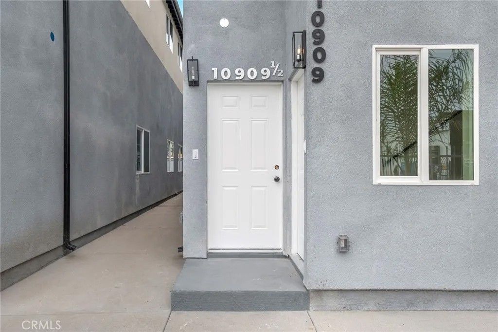 Photo of 10909 S Main Street, Los Angeles, CA 90061 (MLS # CV26072748)