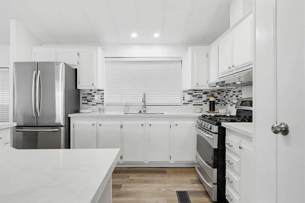 Photo of 122 Beechwood Ln, Oceanside, CA 92054 (MLS # NDP2600598)