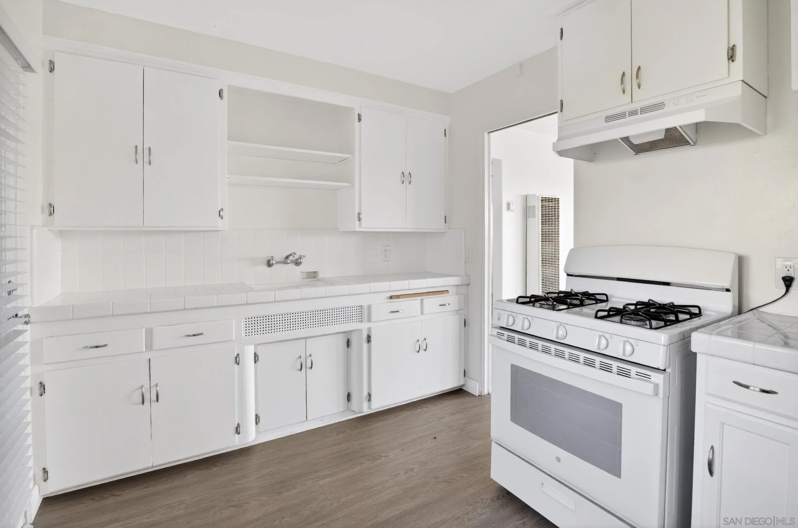 2324 Chatsworth