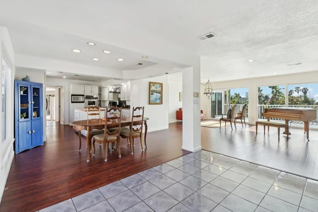 1607 Hunsaker Street