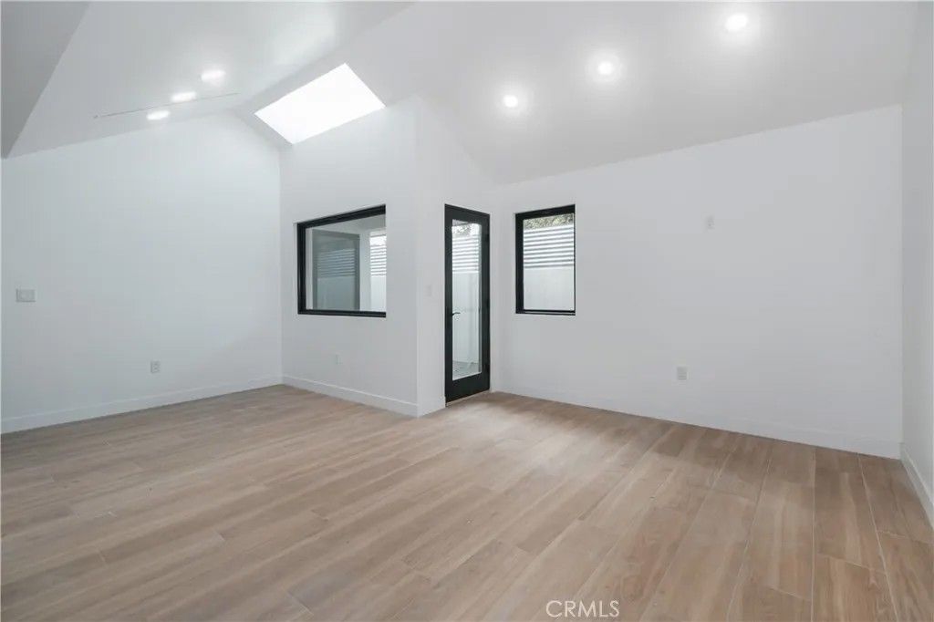 Photo of 8141 Hazeltine, Panorama City, CA 91402 (MLS # SR25267393)