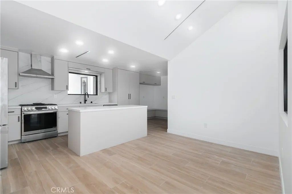 Photo of 8141 Hazeltine, Panorama City, CA 91402 (MLS # SR25267393)