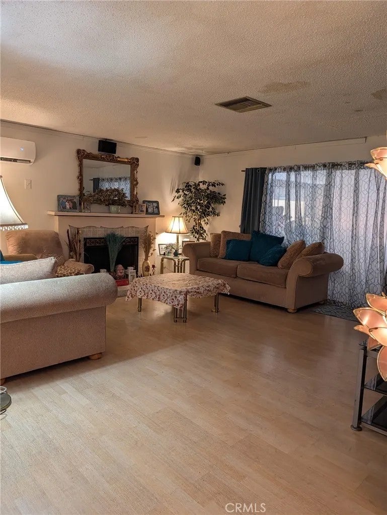 10883 Vinedale
