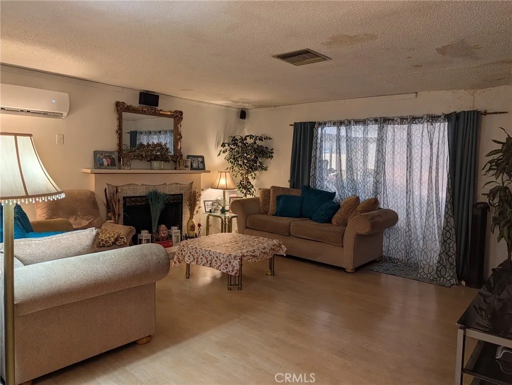 10883 Vinedale