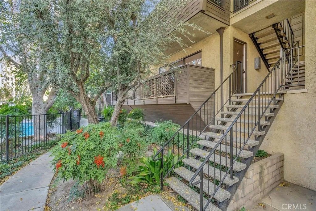 Photo of 7304 Corbin Avenue #J, Reseda, CA 91335 (MLS # SR26087908)