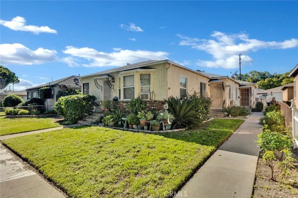 Photo of 1237 N Cordova Street, Burbank, CA 91505 (MLS # BB26011874)