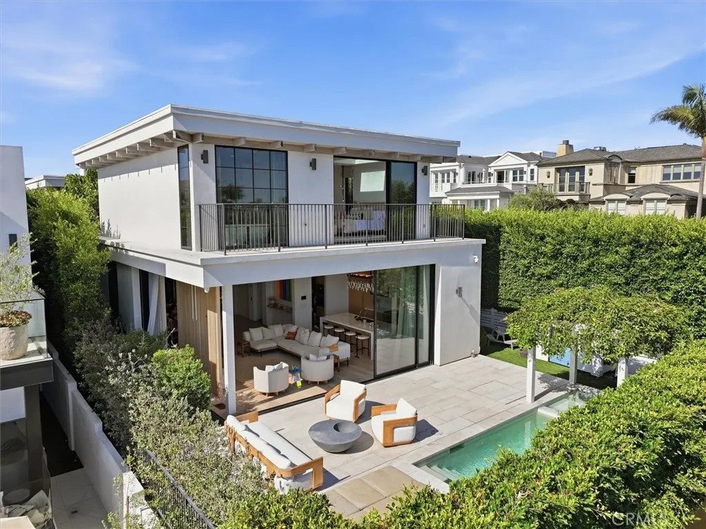 Photo of 407 N Poinsettia AVE, Manhattan Beach, CA 90266 (MLS # SB26220079)