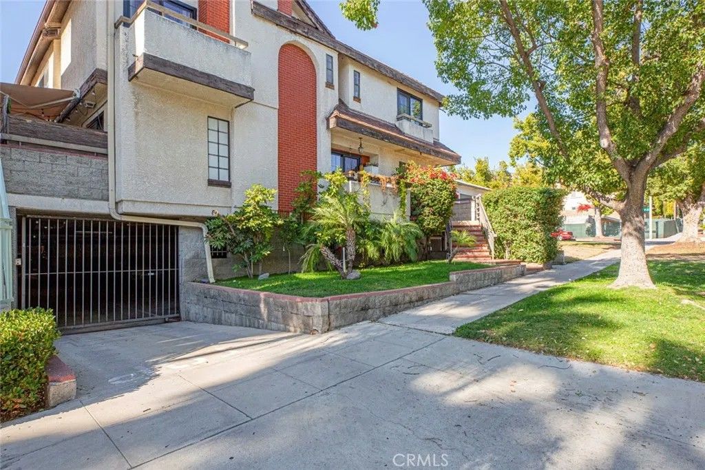 Photo of 635 E Angeleno Ave #D, Burbank, CA 91501 (MLS # GD26055868)