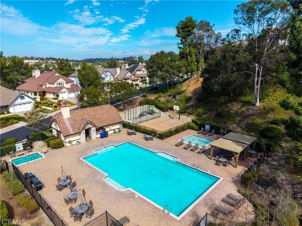 13989 Royal Melbourne Square