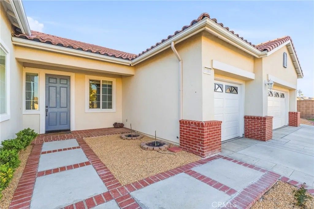 Photo of 11090 Dandelion Ln, Apple Valley, CA 92308 (MLS # HD26054766)