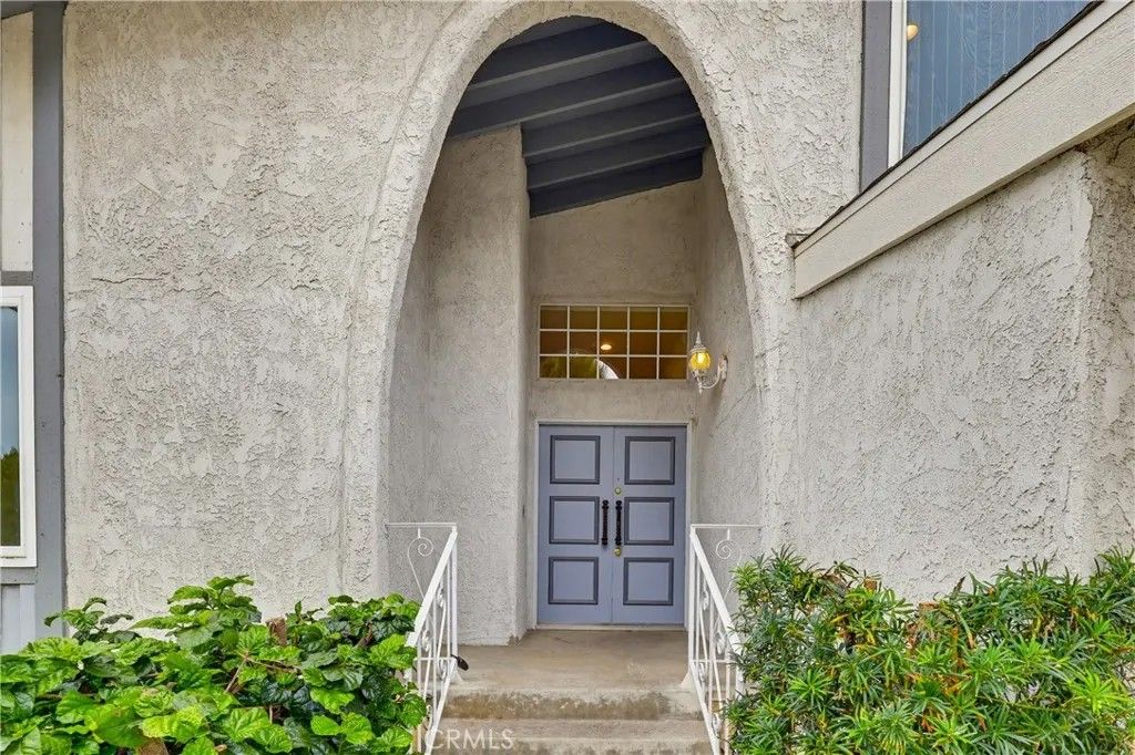 Photo of 18102 Hatteras St, Tarzana, CA 91356 (MLS # SR26039448)