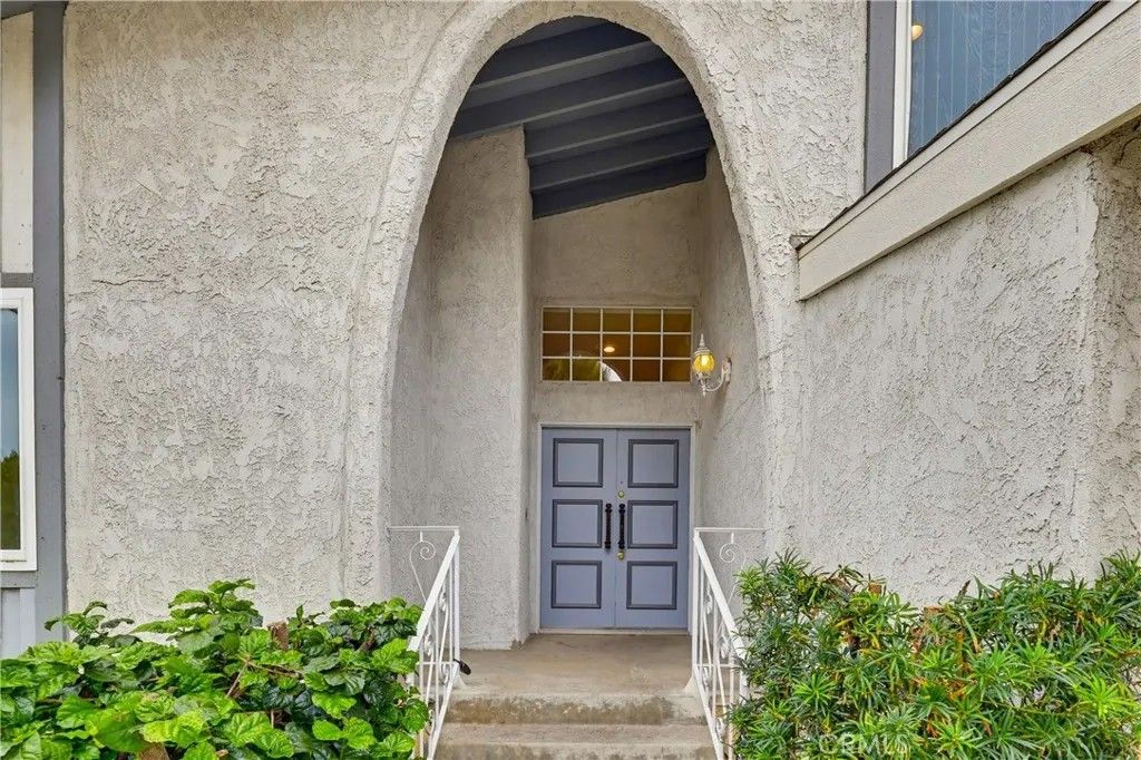 Photo of 18102 Hatteras St, Tarzana, CA 91356 (MLS # SR26039448)