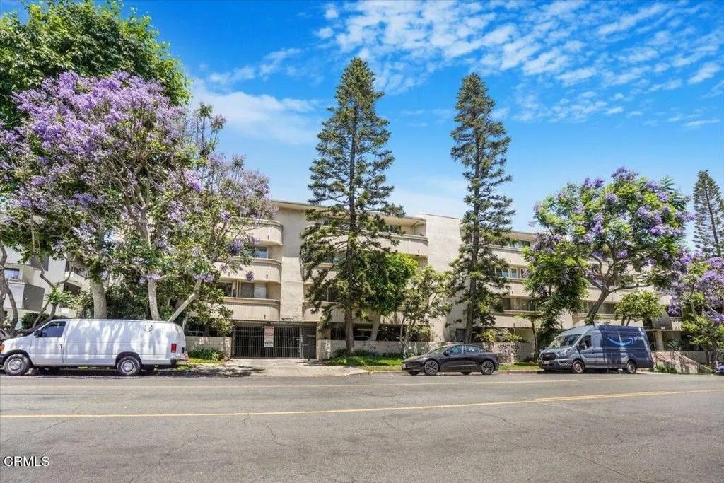 Photo of 11645 Montana Avenue #126, Los Angeles, CA 90049 (MLS # V1-34151)