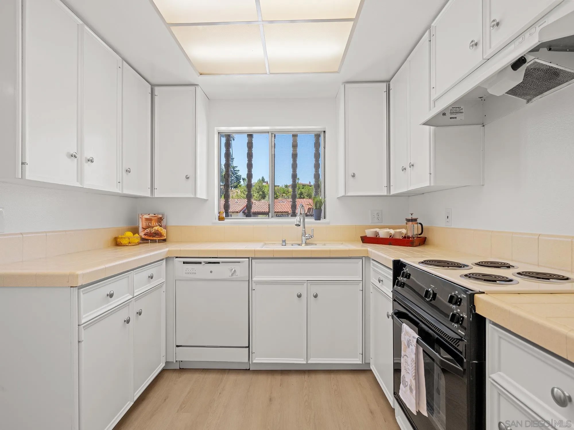 12140 Rancho Bernardo Dr B