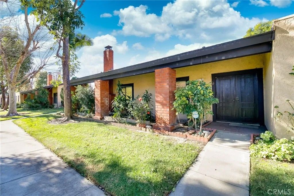 Photo of 1709 Park Glen Circle #D, Santa Ana, CA 92706 (MLS # CV26004811)
